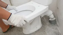 Waarom wankelt het toilet en hoe kunt u dit eenvoudig zelf verhelpen: een loodgieter is niet nodig